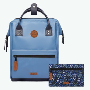 adventurer-azul-mediano-mochila-cabaia-reinventa-los-accesorios-para-mujeres-hombres-y-ninos-mochilas-bolsos-de-viaje-maletas-bolsos-bandolera-kits-de-viaje-gorros