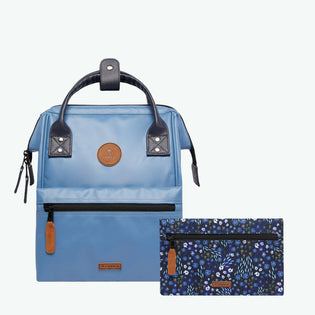 adventurer-azul-mini-mochila-cabaia-reinventa-los-accesorios-para-mujeres-hombres-y-ninos-mochilas-bolsos-de-viaje-maletas-bolsos-bandolera-kits-de-viaje-gorros