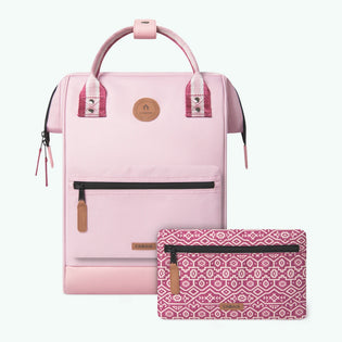 adventurer-roze-medium-rugzak-cabaia-herontwerpt-accessoires-voor-vrouwen-mannen-en-kinderen-rugzakken-reistassen-koffers-schoudertassen-reiskits-mutsen