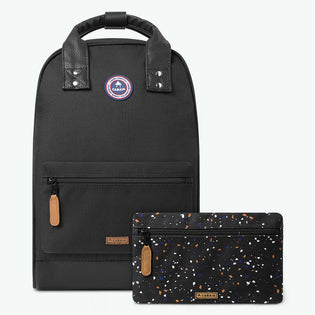old-school-black-medium-20l-recycled-backpack-with-two-front-pockets-cabaia-reinventa-gli-accessori-per-donne-uomini-e-bambini-zaini-borsoni-valigie-borse-a-tracolla-kit-da-viaggio-berretti